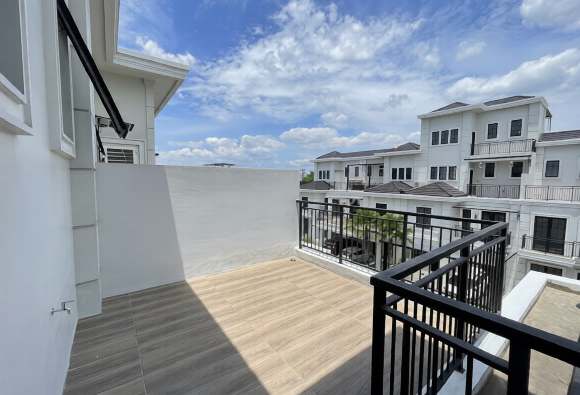 Jewel Park Polonia rooftop terrace with neighborhood view