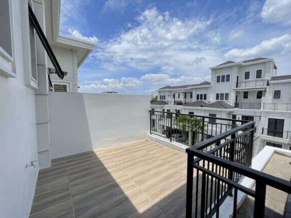 Jewel Park Polonia rooftop terrace with neighborhood view
